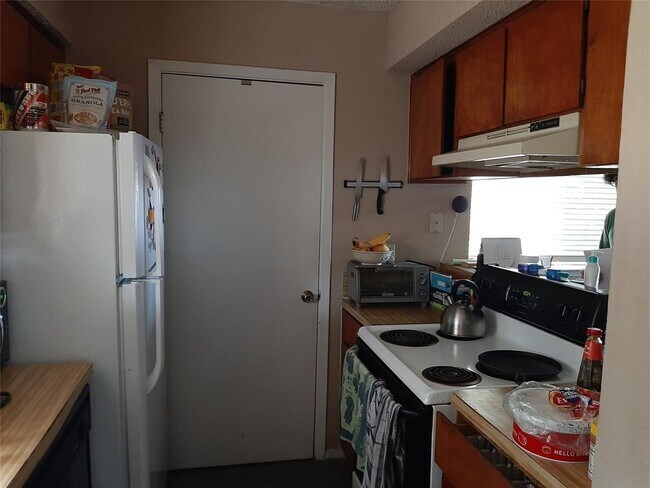 Building Photo - 3601 N Hills Dr