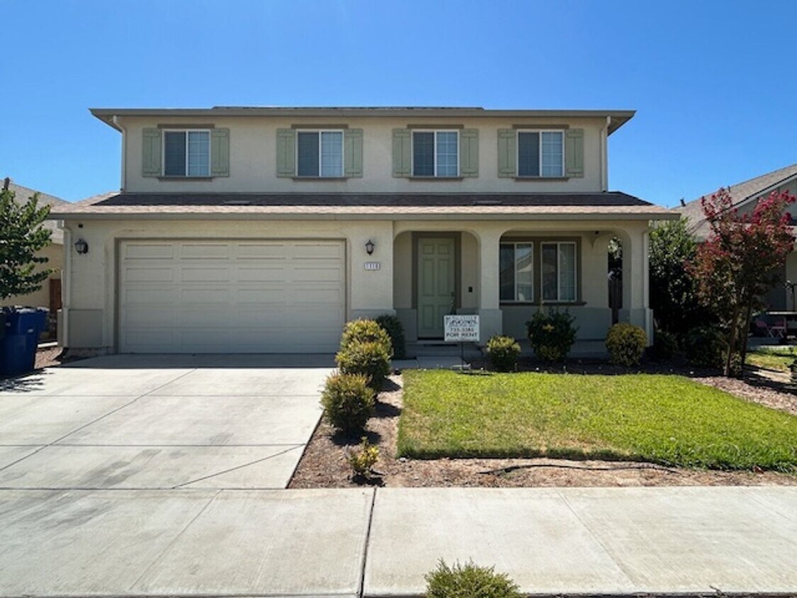 Foto principal - 4 bedroom 3 bathroom in Hanford!
