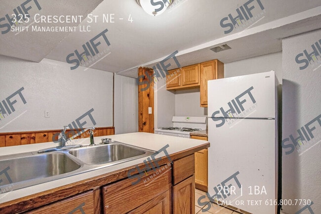 Building Photo - 325 Crescent St NE