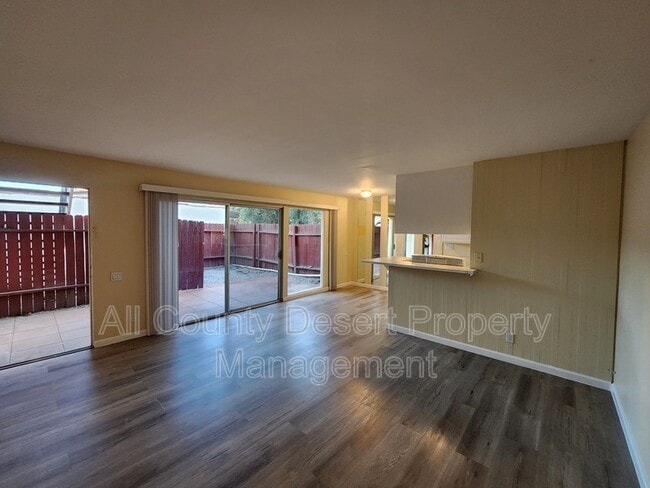 Foto del edificio - 550 El Cielo Rd