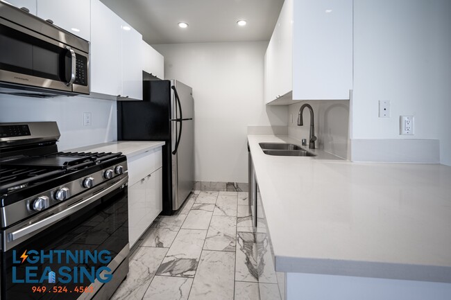Building Photo - 8811 Burton Way