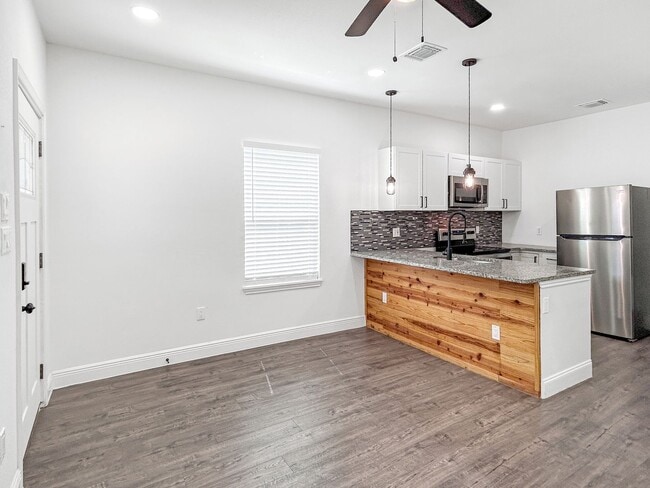 Building Photo - Newly Renovated 2-Bedroom Duplex Near Downtown!