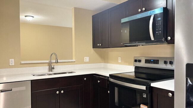 Foto del edificio - 1103 Golden Lakes Blvd