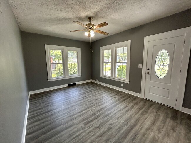 Foto del edificio - 495 Jamestown St