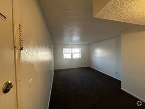 Building Photo - 1415 W Maple Ave