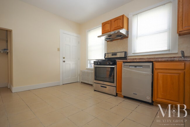 Building Photo - 110 Murdock St