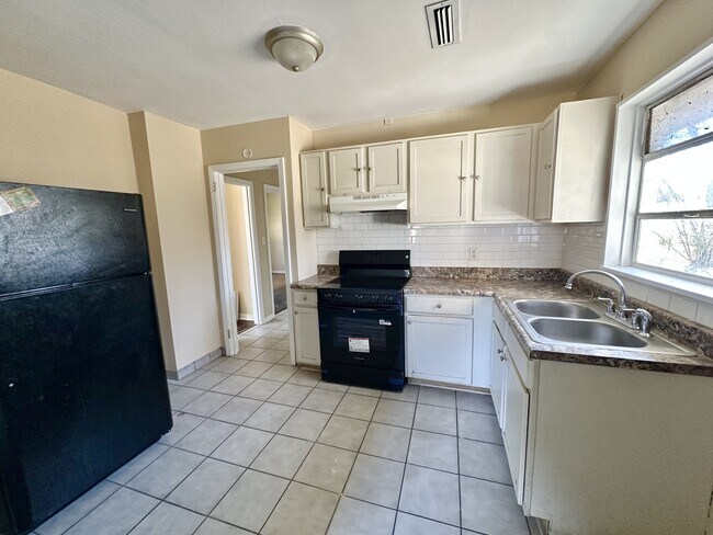 Foto del edificio - 408 Midway St