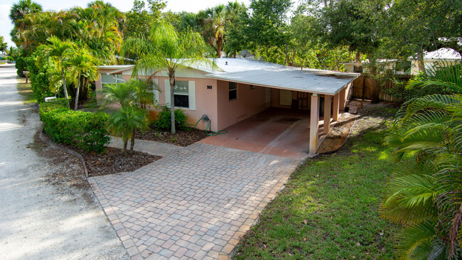 Building Photo - 969 NE Banyan Tree Dr