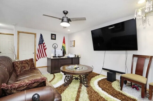 Foto del edificio - 3D Tour Available - West-Side Townhome + W...