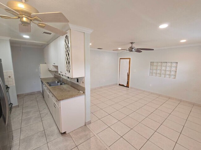 Building Photo - 801 N 70th Way