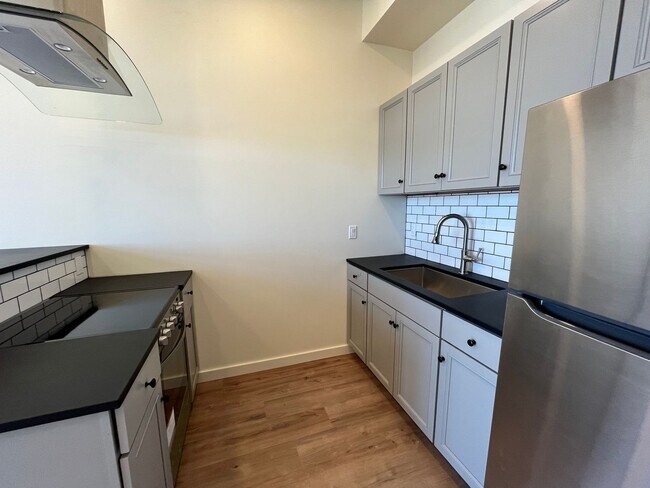 Building Photo - Newly Remodeled Modern Studio Apartment in Downtown Bellingham