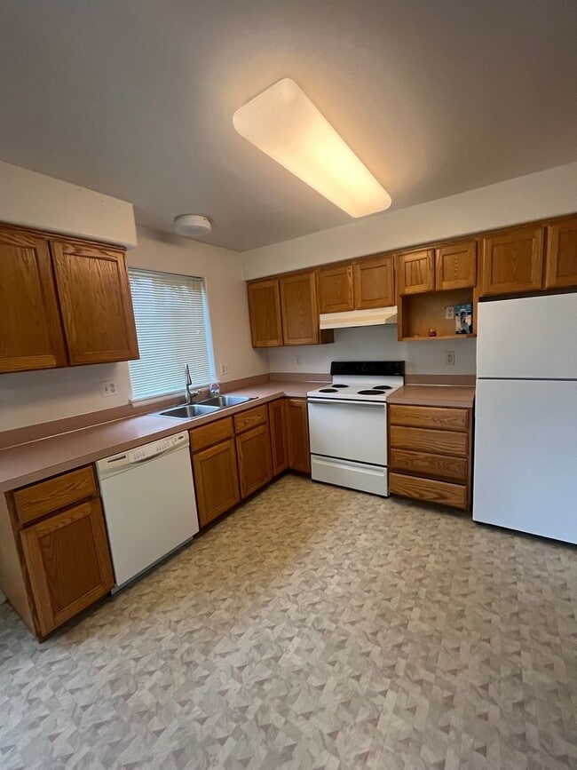 Building Photo - 2-Bedroom 1-Bathroom Apartment in 3 unit building