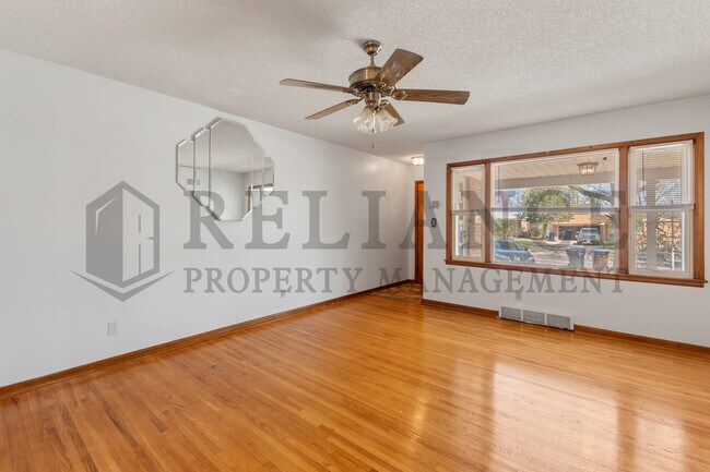 Building Photo - 1707 S Mission Rd