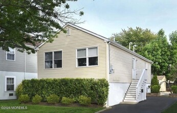 Building Photo - 18 Meadowbrook Ave