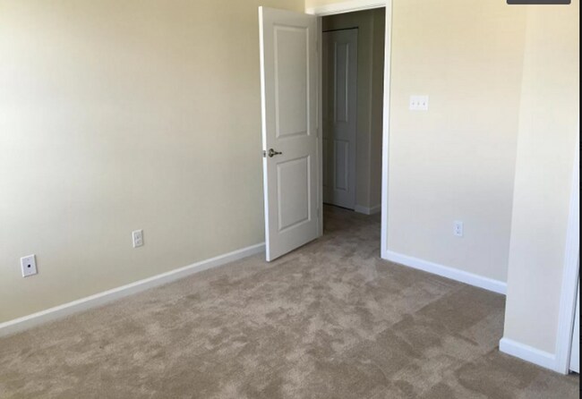 Foto del edificio - Gorgeous 3 BD/ 2.5 BA Townhouse Available ...