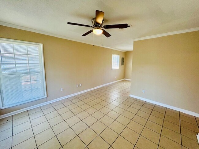 Building Photo - Newly Renovated 3 Bedroom 1 Bath!