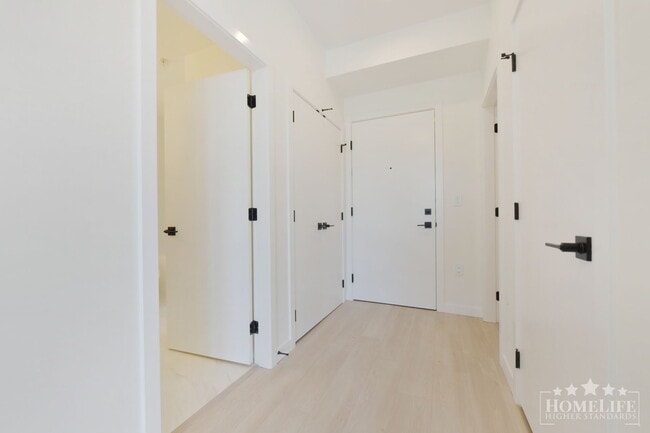 Building Photo - Stunning 1 Bed + den, 1 Bath Condo for Rent in Clayton Heights, Surrey