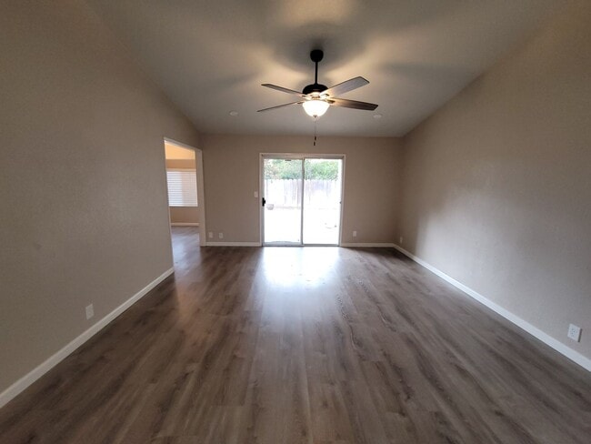 Building Photo - 4Bx2B Available Now!! 1153 Bud Place, Mant...