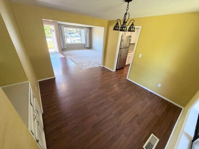 Foto del edificio - Well Maintained Three Bedroom Home in South Salem