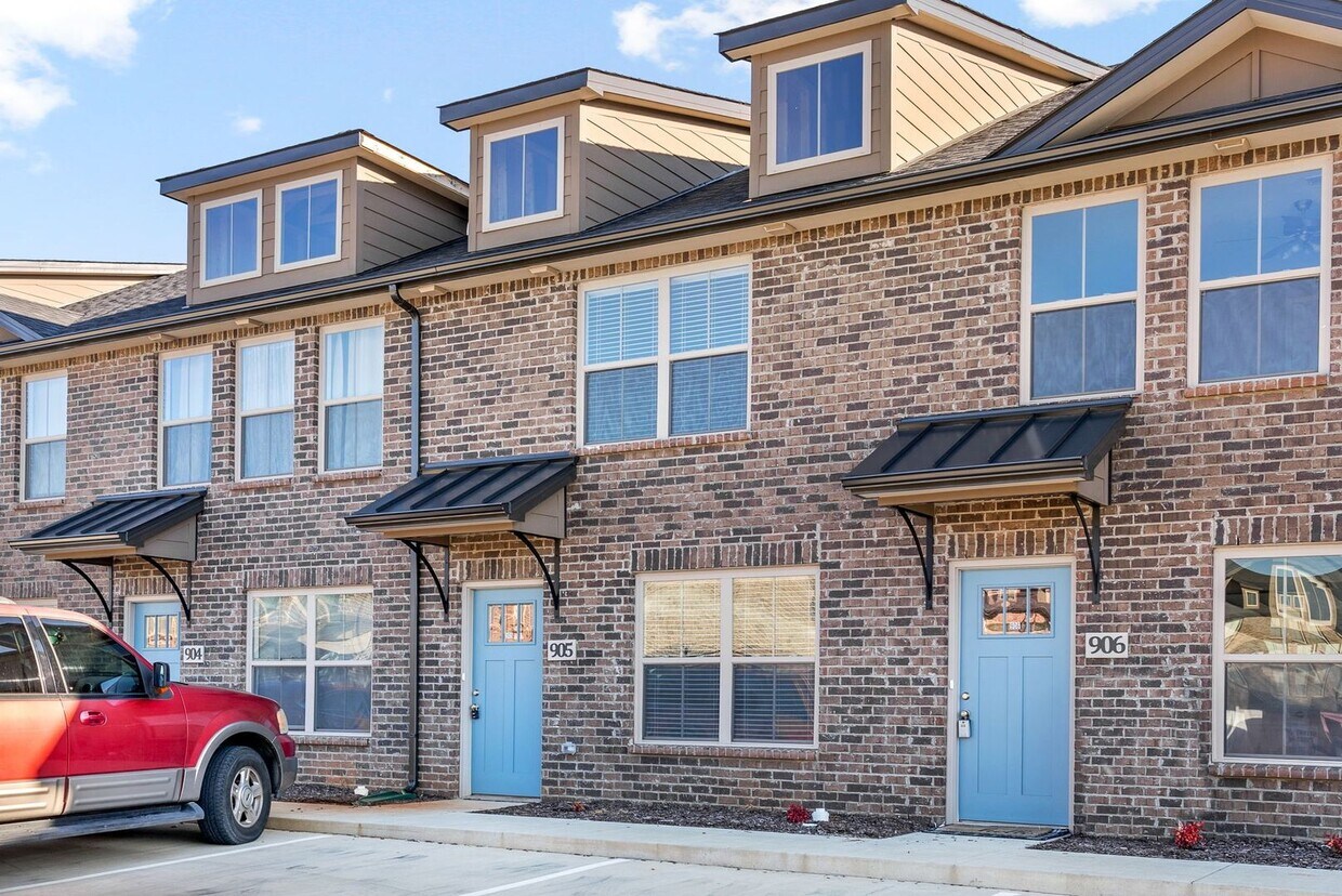 3 Bedroom Pet Friendly Luxury Townhomes Fo... House Rental in