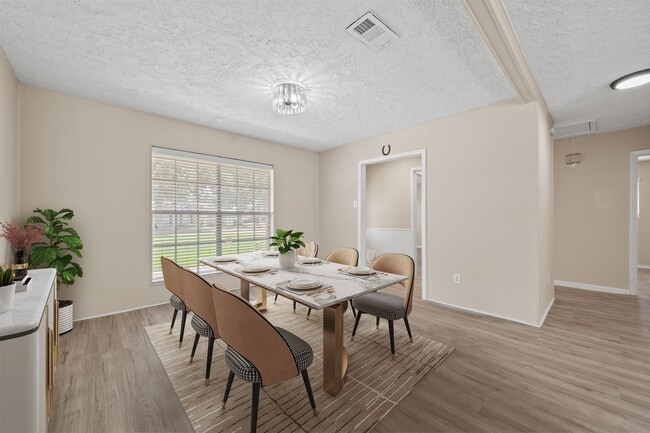 Foto del edificio - 5826 Spruce Forest Dr