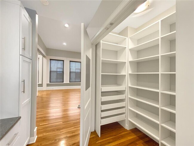 Building Photo - 300 Wall St