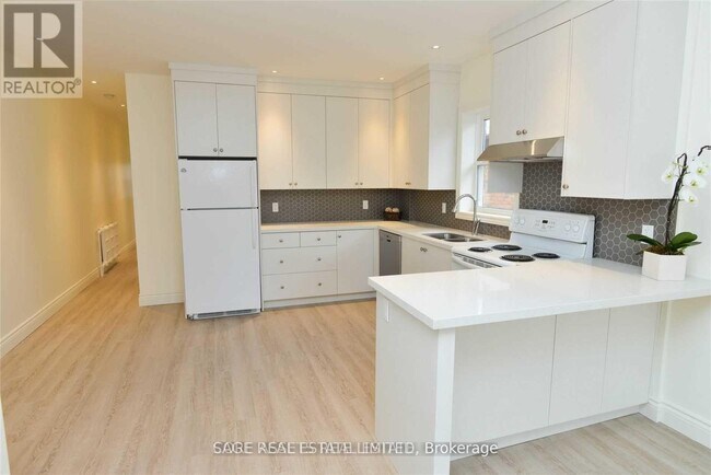 Photo du bâtiment - 118-118 Braemar Ave