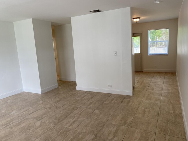 Building Photo - 626 Prosperity Farms Rd