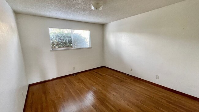 Building Photo - Charming 3 Bedroom Bungalow with Sweeping ...