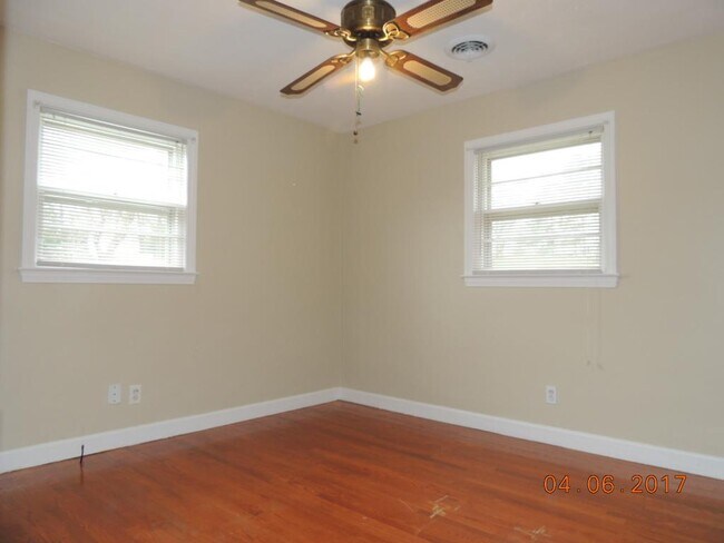 Building Photo - 204 Knob Road