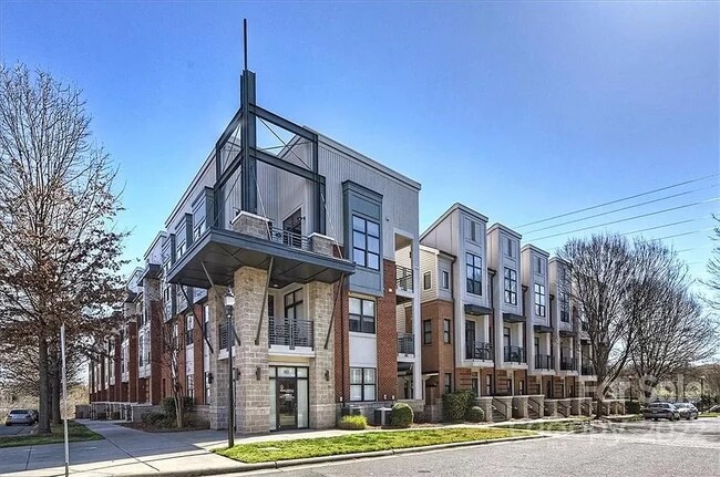 Building Photo - 911 E 8th St