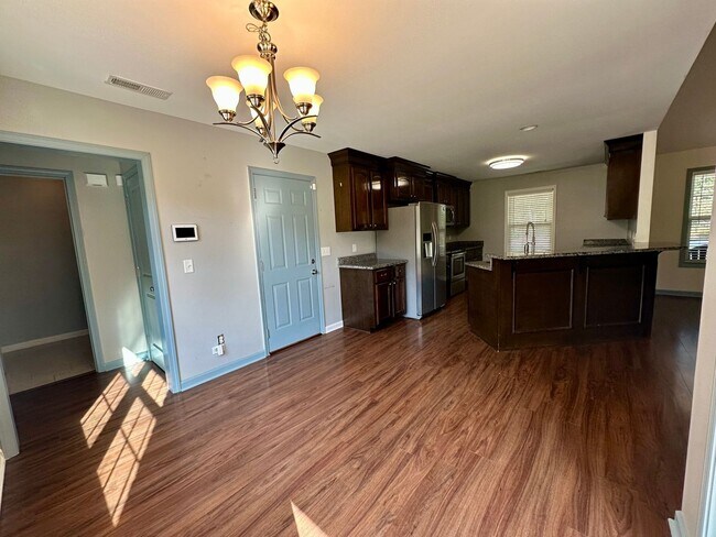 Foto del edificio - Charming 3 Bedroom 2 Bath with Modern Upgr...