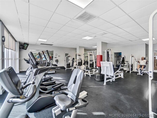 Foto del edificio - 3140 S Ocean Dr