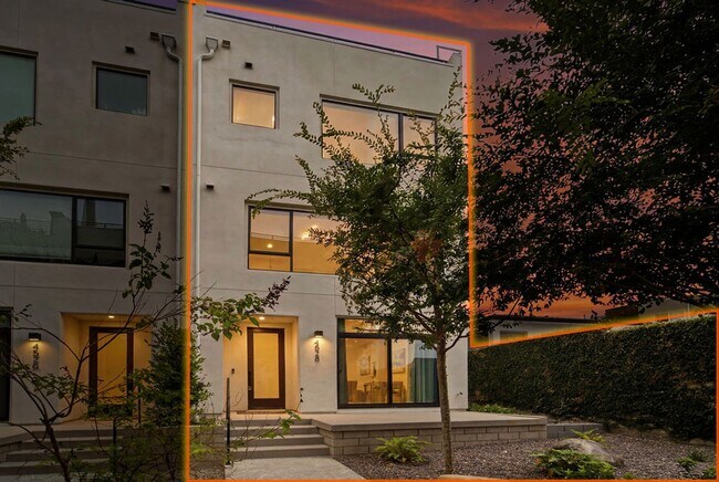 Foto del edificio - Modern 4-Bed with Rooftop Balcony & Dual Primary Suites
