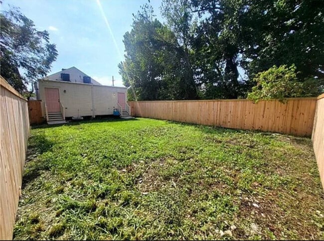 Building Photo - 1432 Louisa St