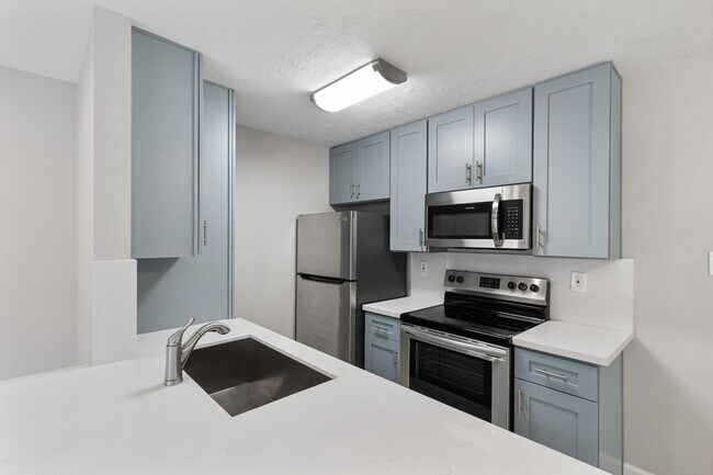 Building Photo - 2201 Fountain View Dr