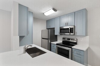 Building Photo - 2201 Fountain View Dr