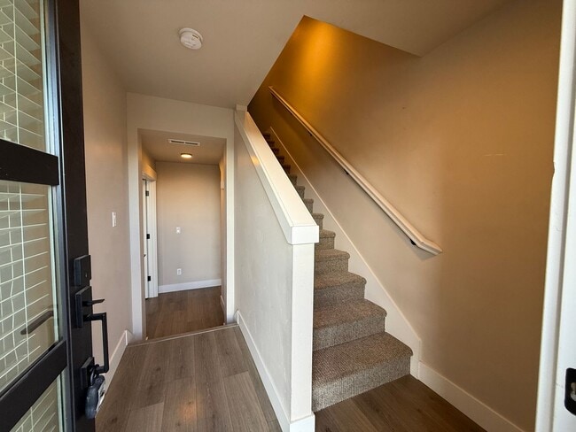 Building Photo - 3 Bed/3 Bath Modern and Luxurious Townhome in NE Bend
