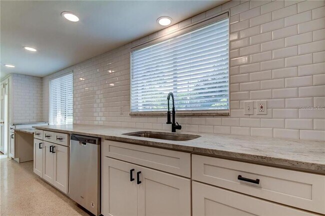 Foto del edificio - 1126 Woodcrest Ave