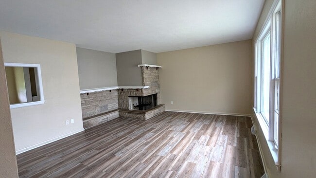 Building Photo - 1635 Roberts. 3 bedroom, 2 bath house with...