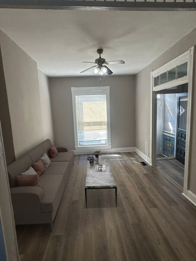 Building Photo - Three Bedroom One Bathroom Ready For ASAP ...
