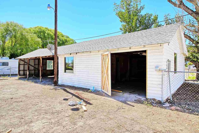 Building Photo - 165 1st St