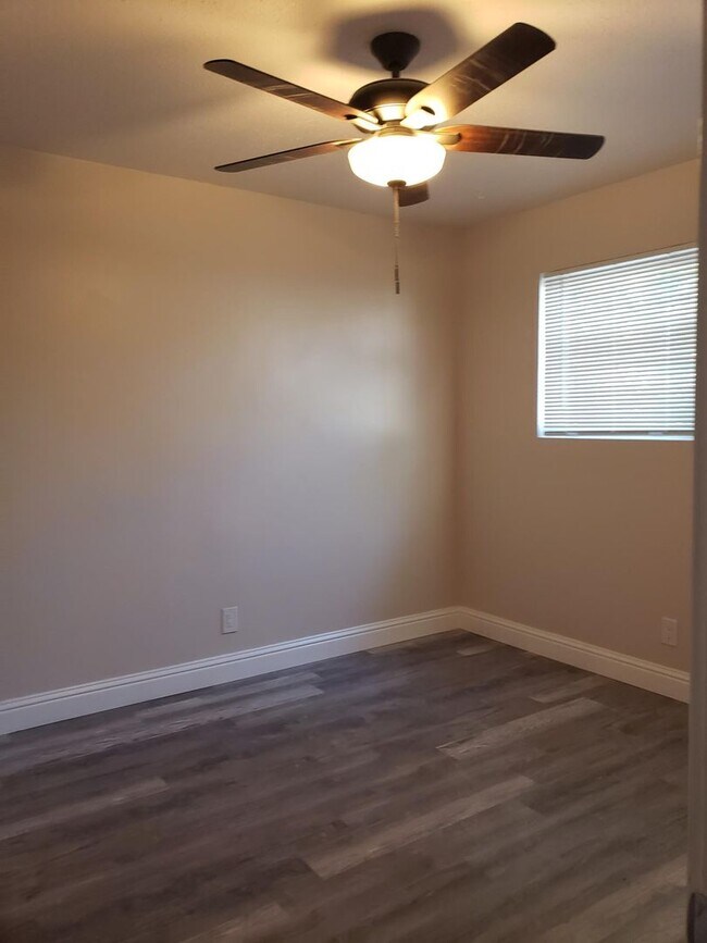 Building Photo - 852 Gardella Ave