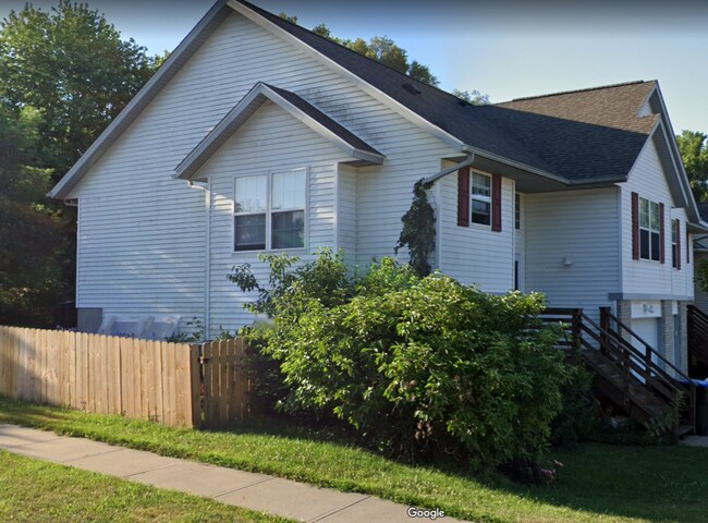 Foto del edificio - Spacious, corner lot 3-bedroom, 2-bath duplex in Iowa City