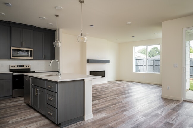 Cocina y sala de estar - 1965 NW 19th Ct
