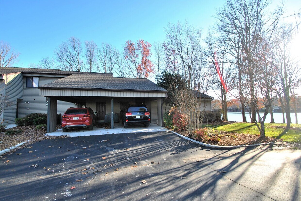 Foto principal - LAKEFRONT AND ONE LEVEL *Utilities Include...