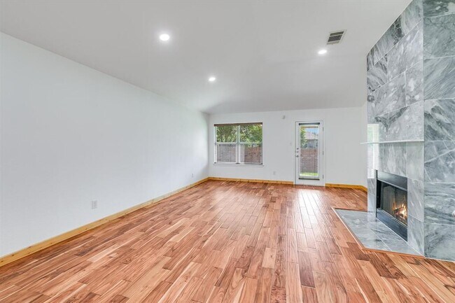 Foto del edificio - 702 Bent Wood Pl