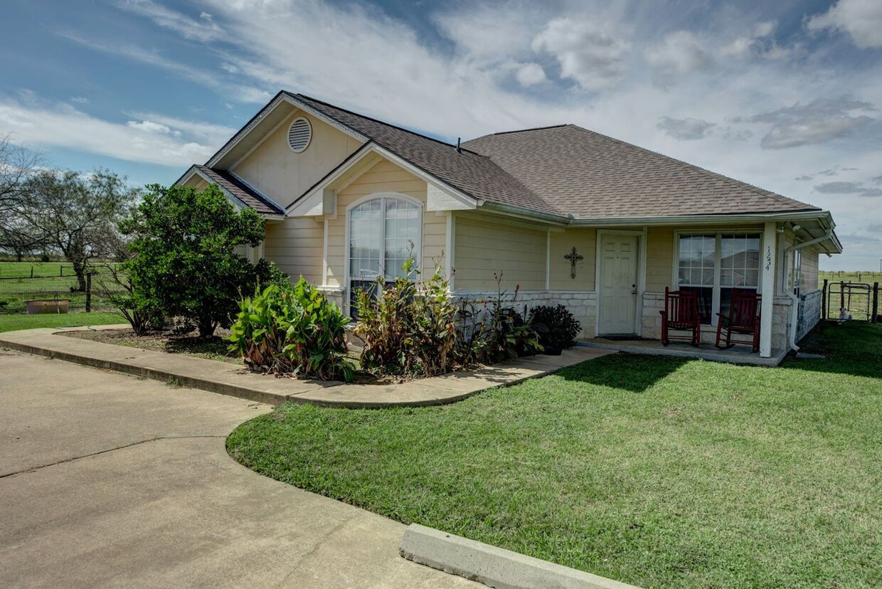 Foto principal - 3 Bedroom 2 Bath in South College Station,...