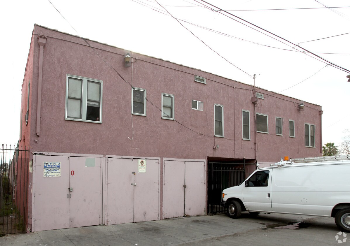Building Photo - 1505 E 10th St