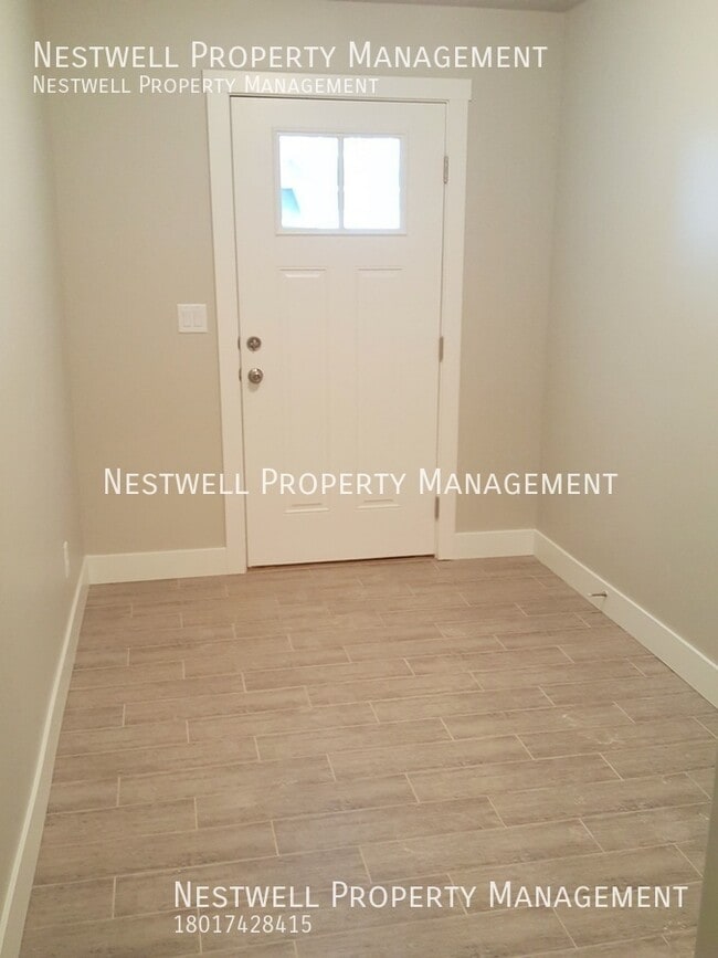 Building Photo - Wonderful Three-Story Townhome in Traverse...